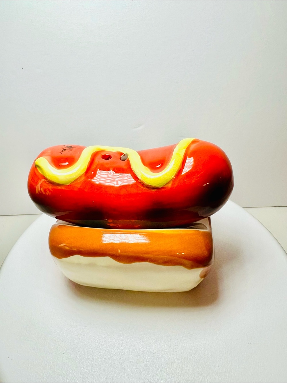 Ceramic Hot Dog In Bun Salt and Pepper Shakers Mustard BBQ Grilled - Picture 3 of 7
